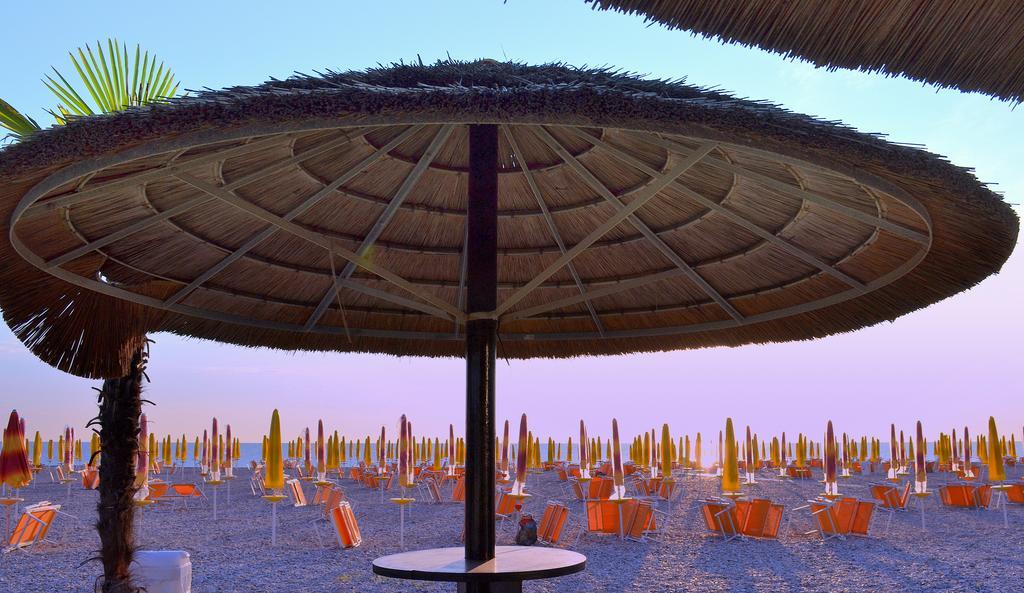 Hotel Paradise Fano Exterior foto